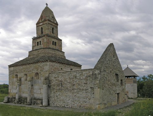 Densuş, cea mai veche biserică în care se slujeşte Poza 108461