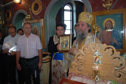 Biserica „Sfinţii Arhangheli“ a fost resfinţită Poza 108701