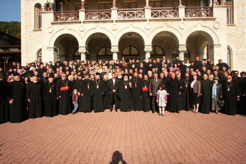 120 de preoţi din Eparhia Romanului şi Bacăului, în conferinţă la Slănic Moldova Poza 108846