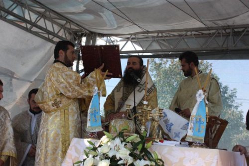 Biserica din Mierleştii de Sus a fost târnosită Poza 109046