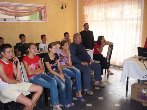 Noi activităţi cu tinerii în Parohia doljeană Predeşti Poza 109194