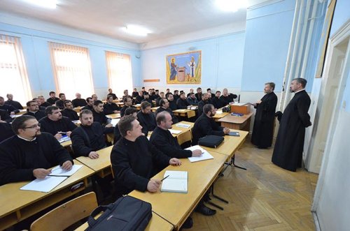 Cursuri pentru obţinerea gradelor pentru preoţii din Mitropolia Moldovei şi Bucovinei Poza 109391
