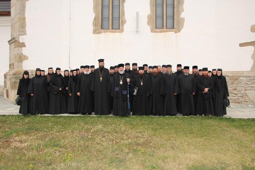 Sinaxa stareţilor, stareţelor şi a duhovnicilor din mănăstirile Arhiepiscopiei Romanului şi Bacăului Poza 109436