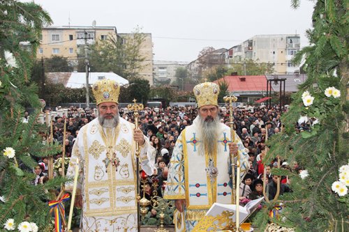 Doi ierarhi au sfinţit Biserica „Sfântul Dimitrie“ din Roman Poza 109474