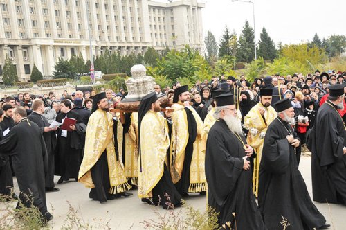 Calea Sfinţilor a umplut de lumină străzile Capitalei