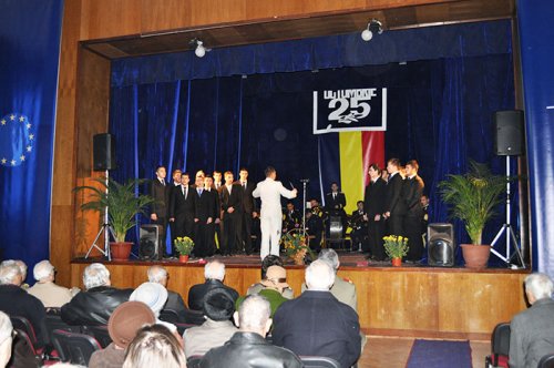 Seminariştii ieşeni au cântat alături de fanfara Garnizoanei Iaşi Poza 109494
