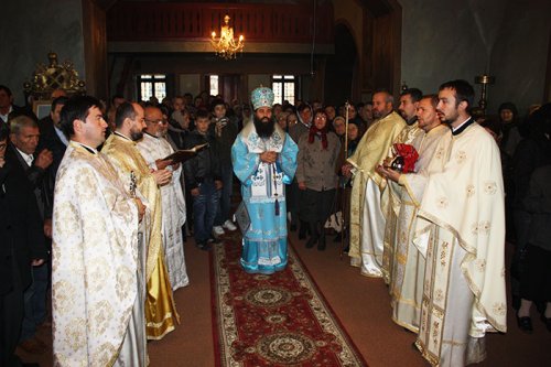 Liturghie arhierească la Paraclisul episcopal din Slatina Poza 109530