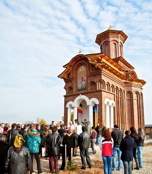 Sfinţire de biserică în Parohia Peştişani Poza 109791