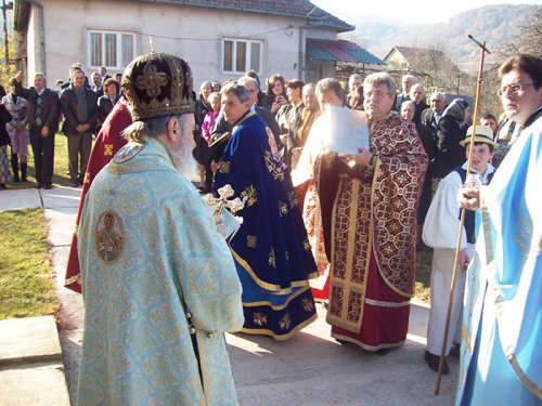 Biserica Parohiei Joia Mare a fost târnosită Poza 109822