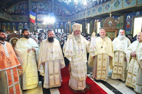 Mitropolitul Ardealului a liturghisit la Braşov Poza 109874
