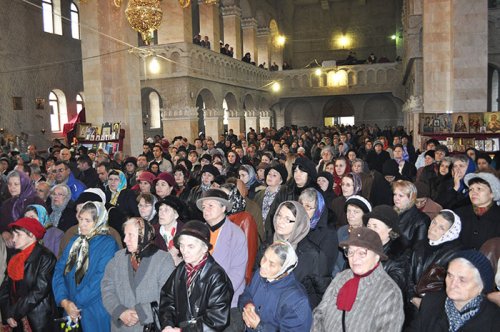 Moaştele Sfântului Nectarie, venerate la Iaşi de peste o mie de credincioşi Poza 109871