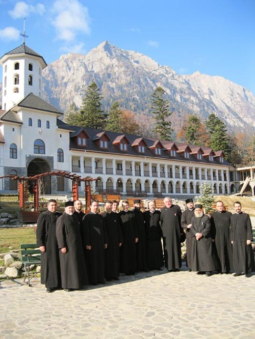 Sesiunea de formare în cadrul proiectului „Alege şcoala!“ la Mănăstirea Caraiman Poza 110035