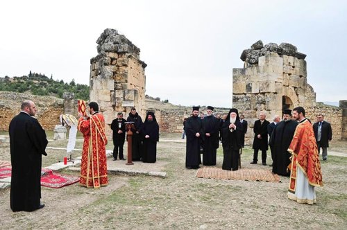 Patriarhul Ecumenic a vizitat mormântul Apostolului Filip Poza 110091