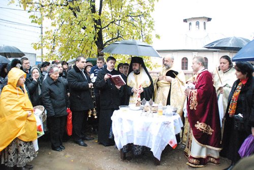 S-a sfinţit piatra de temelie a unei noi biserici la Parohia Bărbătescu Vechi Poza 110504