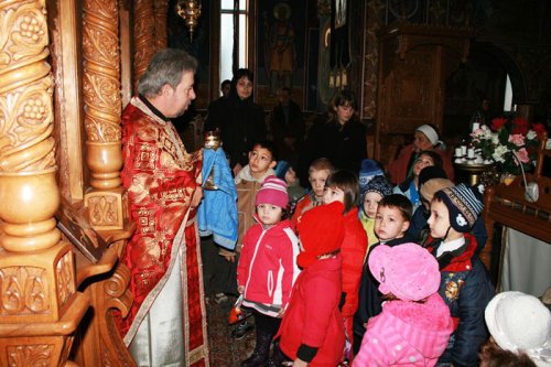 Copii împărtăşiţi de ziua Sfântului Nicolae Poza 110545