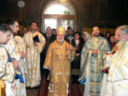 Liturghie arhierească la Mănăstirea Cocoş Poza 91275