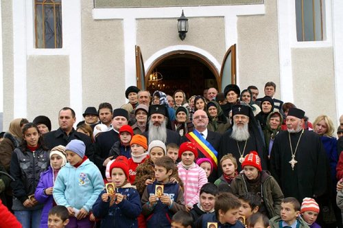 Slujbă arhierească în parohia Ipatele Poza 91304