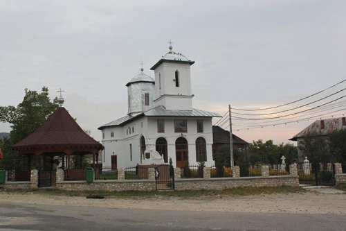 Parohia vâlceană Foleştii de Sus îşi serbează luni hramul Poza 91393