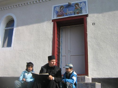 Un loc unde copiii aleg Şcoala şi Biserica Poza 91467