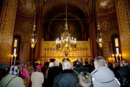 Liturghie arhierească în ctitoria familiei Ştirbei Poza 91627