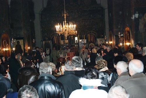 Părintele Păunescu a fost prohodit la Biserica „Sfinţii Arhangheli“ Poza 91773