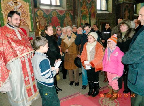 Copiii închină gânduri către Dumnezeu Poza 91943