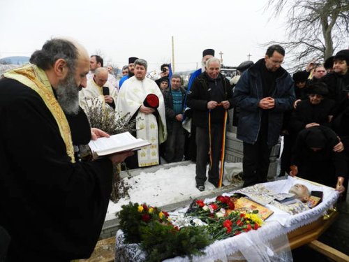 Înhumarea părintelui Ilie Moldovan la Albeşti Poza 92047