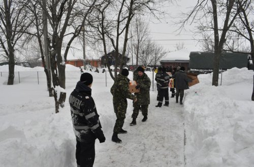 Parohiile şi jandarmii din judeţul Bacău, în sprijinul sinistraţilor Poza 92074