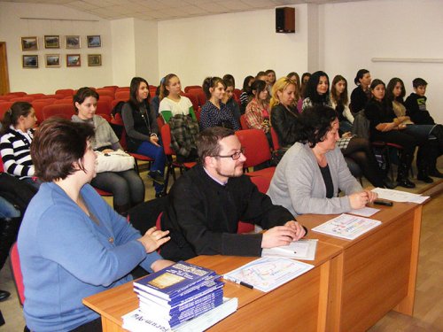 Manifestare cultural-religioasă la Biblioteca judeţeană din Râmnic Poza 92250