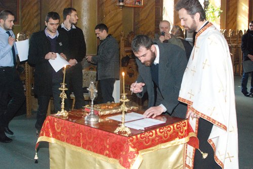 Noi licenţiaţi ai Facultăţii de Teologie Ortodoxă din Bucureşti Poza 92277