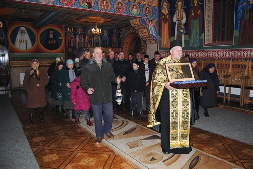 Veşmântul Sfintei Cuvioase Parascheva, în parohia Dumbrăviţa - Ruginoasa Poza 92311