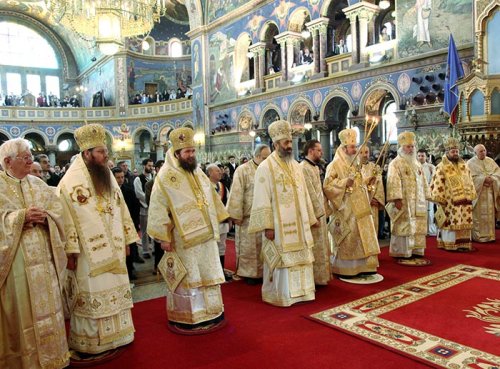 Ierarhii din Mitropolia Ardealului au liturghisit la Sibiu Poza 92371