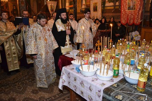 Taina Sfântului Maslu în Parohia Fârliug Poza 92567