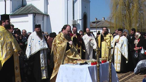 Slujbe şi rugăciuni de tămăduire la mănăstiri Poza 92692