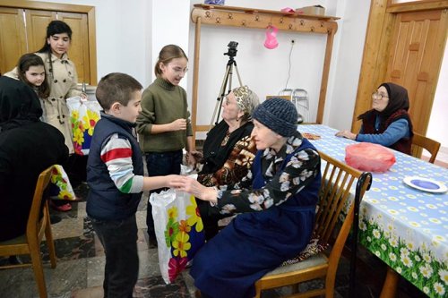 Copiii de la Parohia Dobroteasa au vizitat bătrânele din aşezământul Mănăstirii Christiana Poza 92926