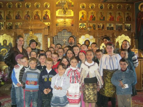 Activităţi religioase pentru elevi în parohia Ghilăneşti Poza 93057