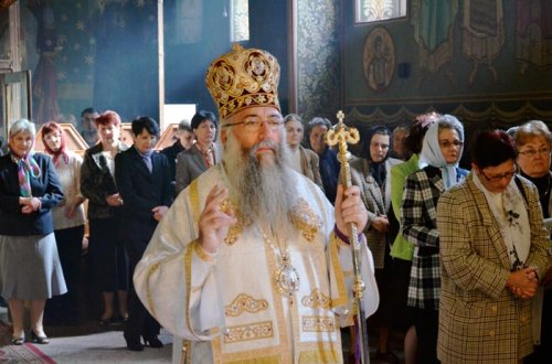 Liturghie arhierească la Parohia orşoveană Tufări Poza 93212