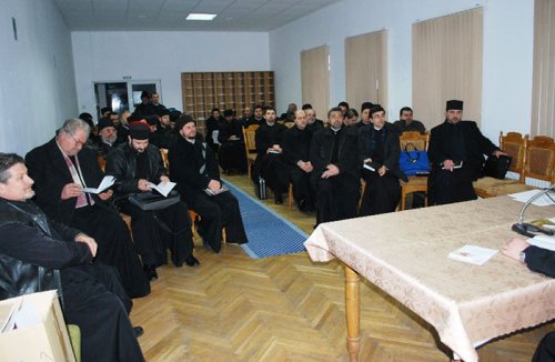 Conferinţe preoţeşti în protopopiatele Hârlău şi Târgu Neamţ Poza 93290