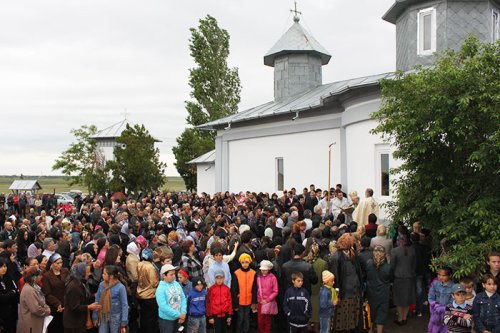 Biserica din Cireşu, restaurată şi înnoită Poza 93556