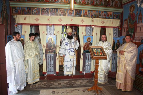 Liturghie arhierească în Parohia Gănăsuica Poza 93816