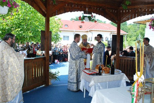 Sfânta Treime, cinstită de credincioşii gorjeni Poza 93815