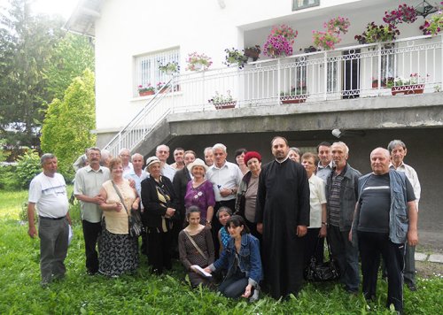 Tinerii nemţeni au adus bucurie în două centre sociale Poza 93839