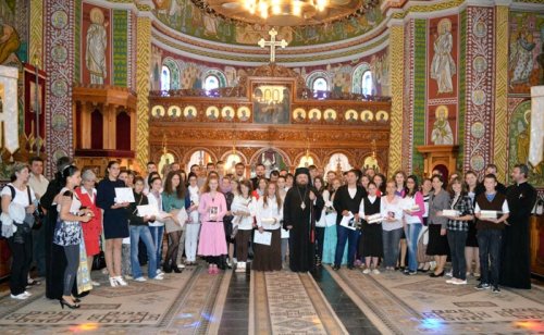 Moment festiv pentru elevi în Episcopia Devei şi Hunedoarei Poza 93909