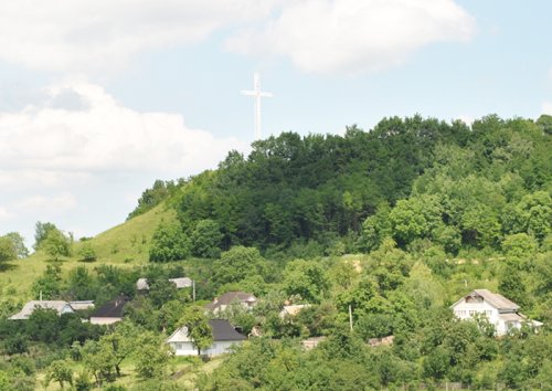 O cruce de 34 de metri veghează ţinutul Fălticenilor Poza 94029