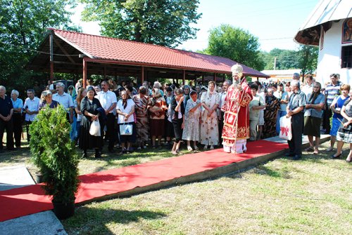 Liturghii arhiereşti la Peşteana, Bradu şi Brezoi Poza 94044