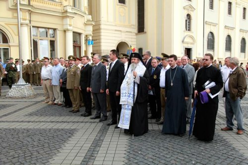 IPS Laurenţiu a sfinţit drapelul la Sibiu Poza 94187