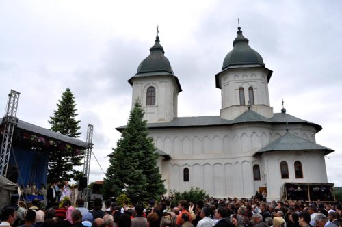 Bisericile din Moldova ale Sfinţilor Apostoli Petru şi Pavel Poza 94211