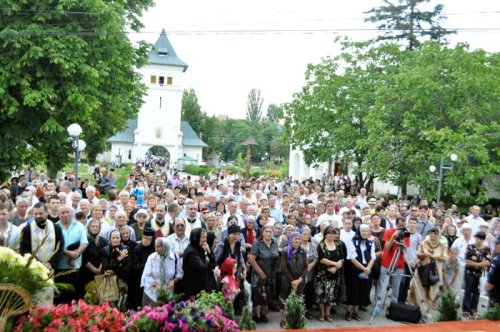 „Sărbătoare măreaţă“ la Catedrala episcopalădin Huşi Poza 94258