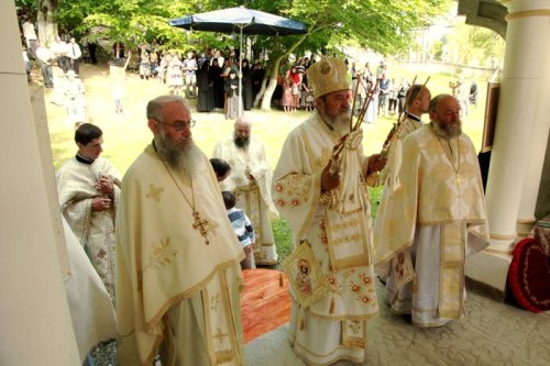 Sfinţirea bisericii de la Mănăstirea Cârţişoara Poza 94255