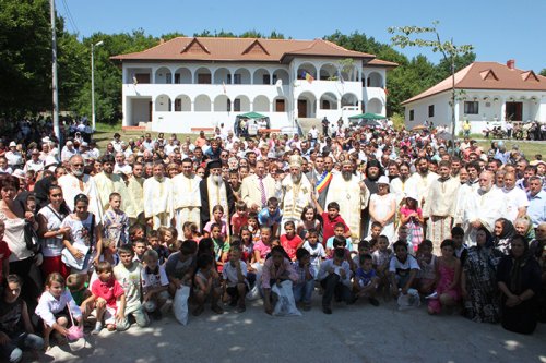 Bucuria hramului la Putna, Toflea şi în Suedia Poza 94284